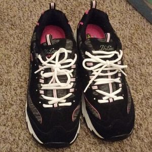 Air-cooled memory foam black and pink skechers
